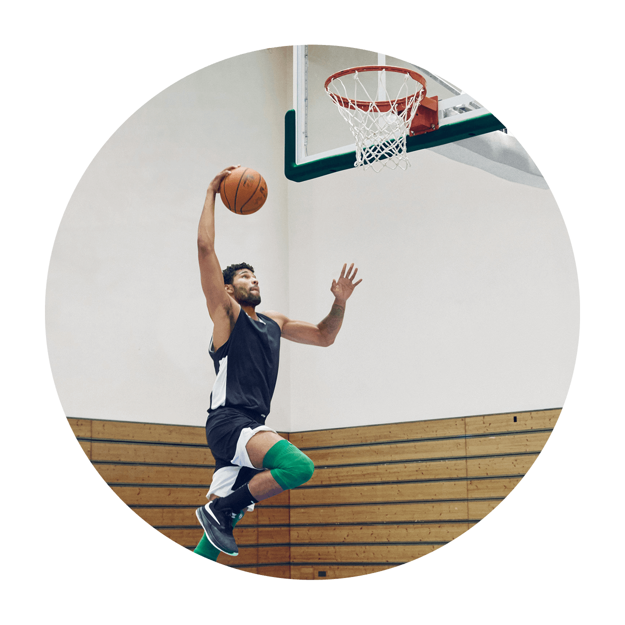 Bauerfeind Sports Knee Compression NBA Action Shot 1