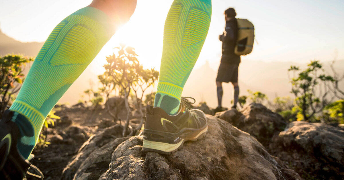 Hiking-Socks-Compression_green_dawn-foot-on-rock_Bauerfeind-Sports.jpg